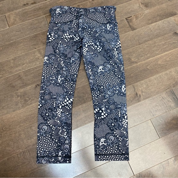 Lululemon Wunder Crop in Pretty Lace White Black - Picture 3 of 10